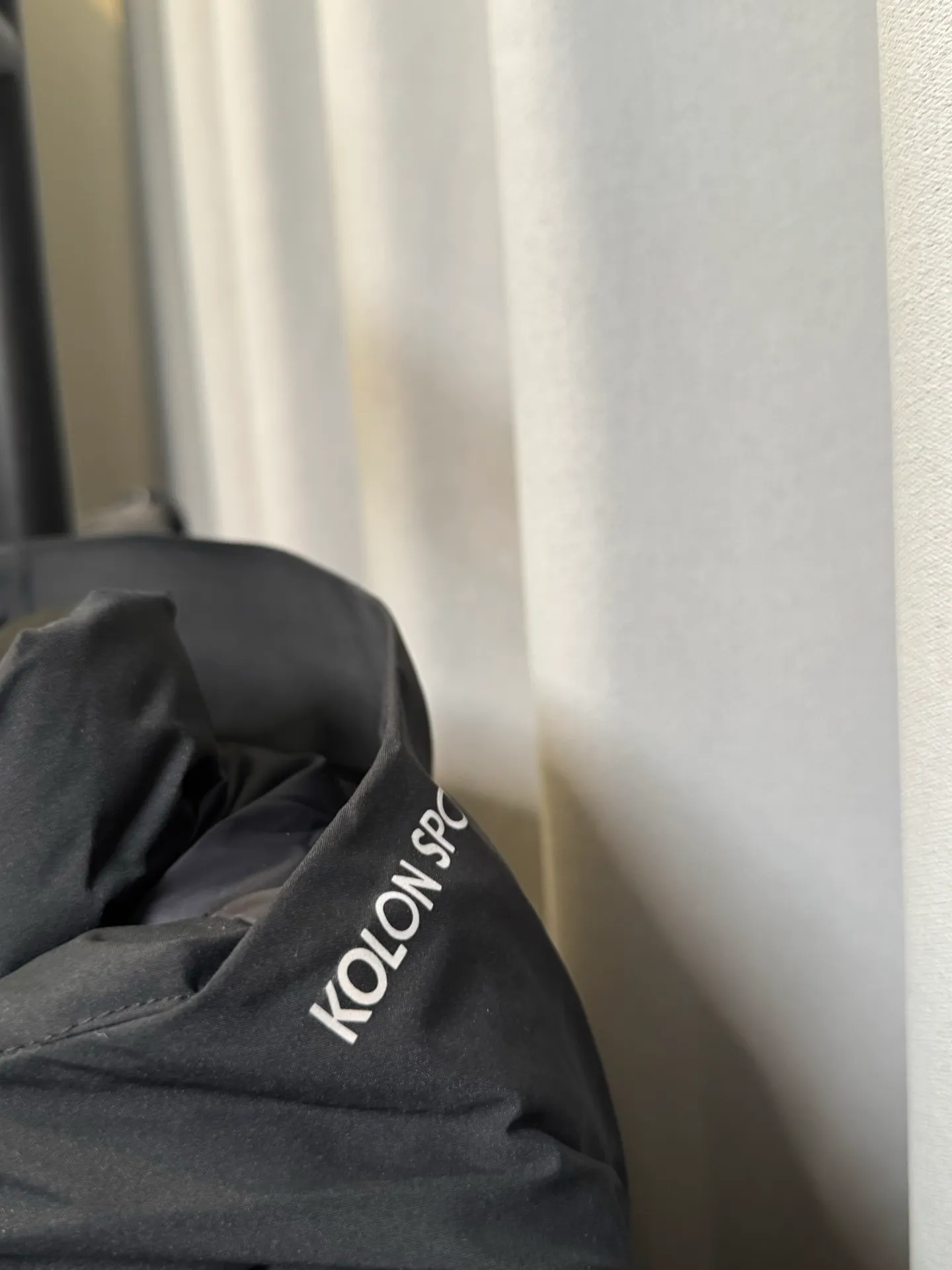 [Premium Replica] KOLON/KOLON S ORT HIKING 26fw Men's and Women's Waterproof and Windproof Outdoor Jacket Down Jacket KOLON/KOLON S ORT HIKING 26fw Men's and Women's Waterproof and Windproof Outdoor Jacket Down Jacket 90% Goose Down Content Fill Level Direct Temperature Locking The wardrobes of boys and girls really lack a down jacket that is not bloated, not exaggerated, and can be worn for both business and leisure! ▫️Stand-collar hooded design, neat and clean, looks good with shirts, sweaters, and T-shirts, formal to work, casual in daily life ▫️Durable waterproof and windproof surface fabric, fine water-repellent fabric, not afraid of getting wet in light rain, not easy to get dusty and wrinkled ▫️High-quality goose down filling, hot-pressed velvet filling process, almost no velvet worry; slightly loose fit, not tight or bulging ▫️The details are all minimalist: the main zipper is fully taped, the chest has a hidden zipper pocket + the side seam invisible pocket is safe for keys and mobile phones; the cuffs have adjustable buckles to firmly block the cold wind; the small "two trees" embroidered logo is very low-key, unobtrusive and textured. The whole piece is high-end and durable, with no unnecessary decoration. Whether you are driving, going on a business trip, or traveling on the weekend, you can get it all in one piece, the same style for men and women. Color: black Size: m/l/xl/2xl/3xl